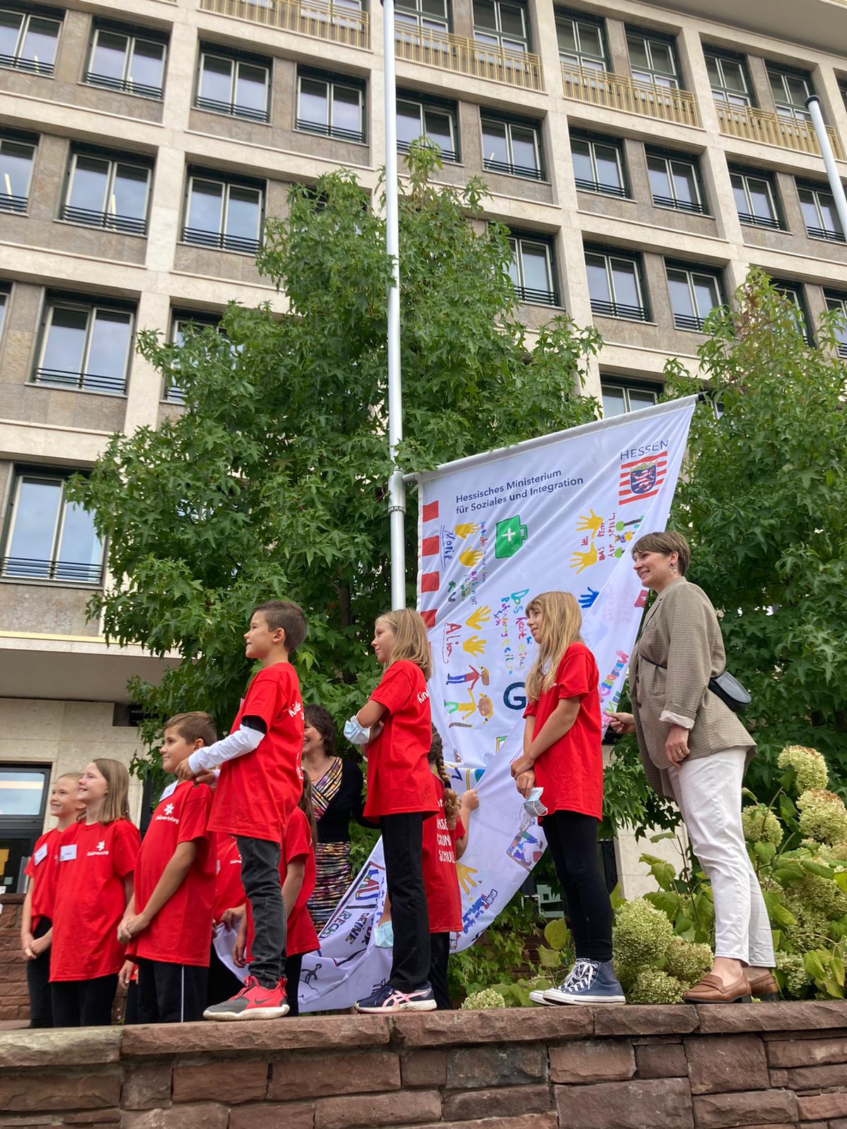 Kinderrechteschule hisst Flagge vor dem Sozialministerium