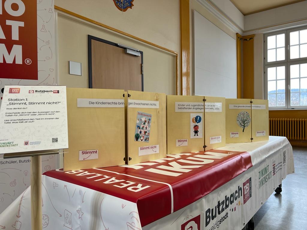Mitmachausstellung Kinderrechte und Demokratie in Butzbach eröffnet